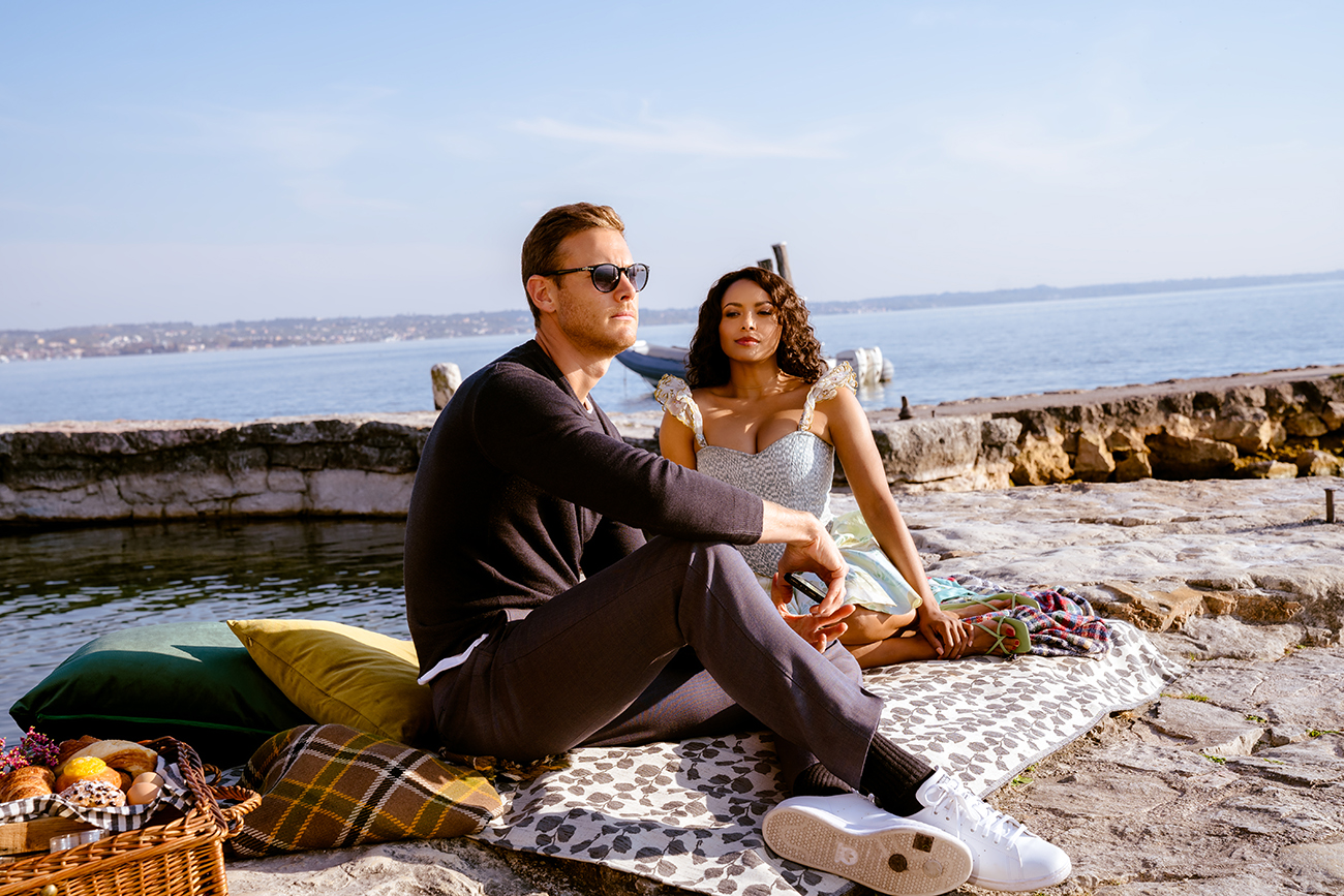 Love In The Villa. (L to R) Tom Hopper as Charlie, Kat Graham as Julie in Love In The Villa. Cr. Riccardo Ghilardi