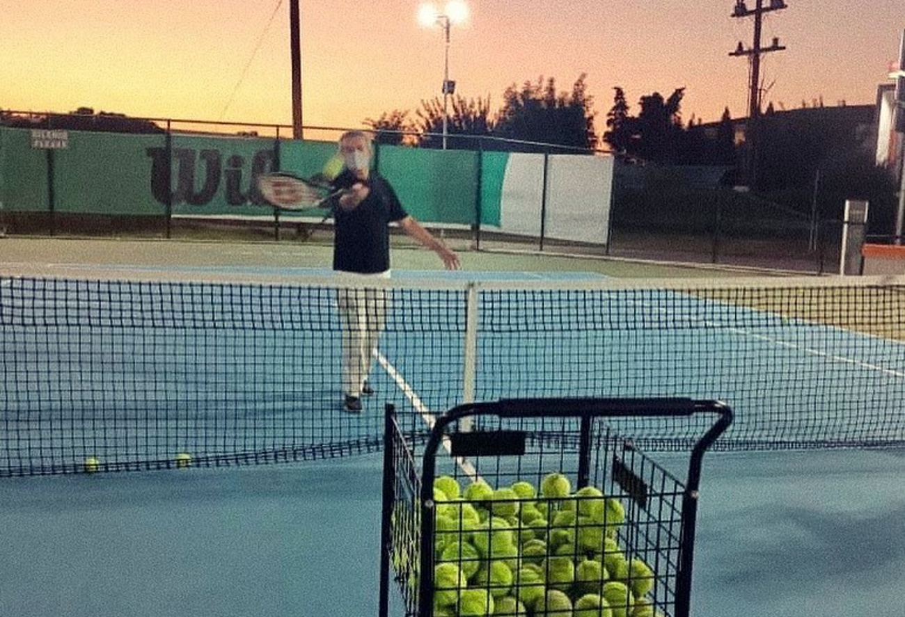 Ο Γιώργος Μαργαρίτης έπαιξε τένις και έκανε αφιέρωση στον Ρότζερ Φέντερερ
