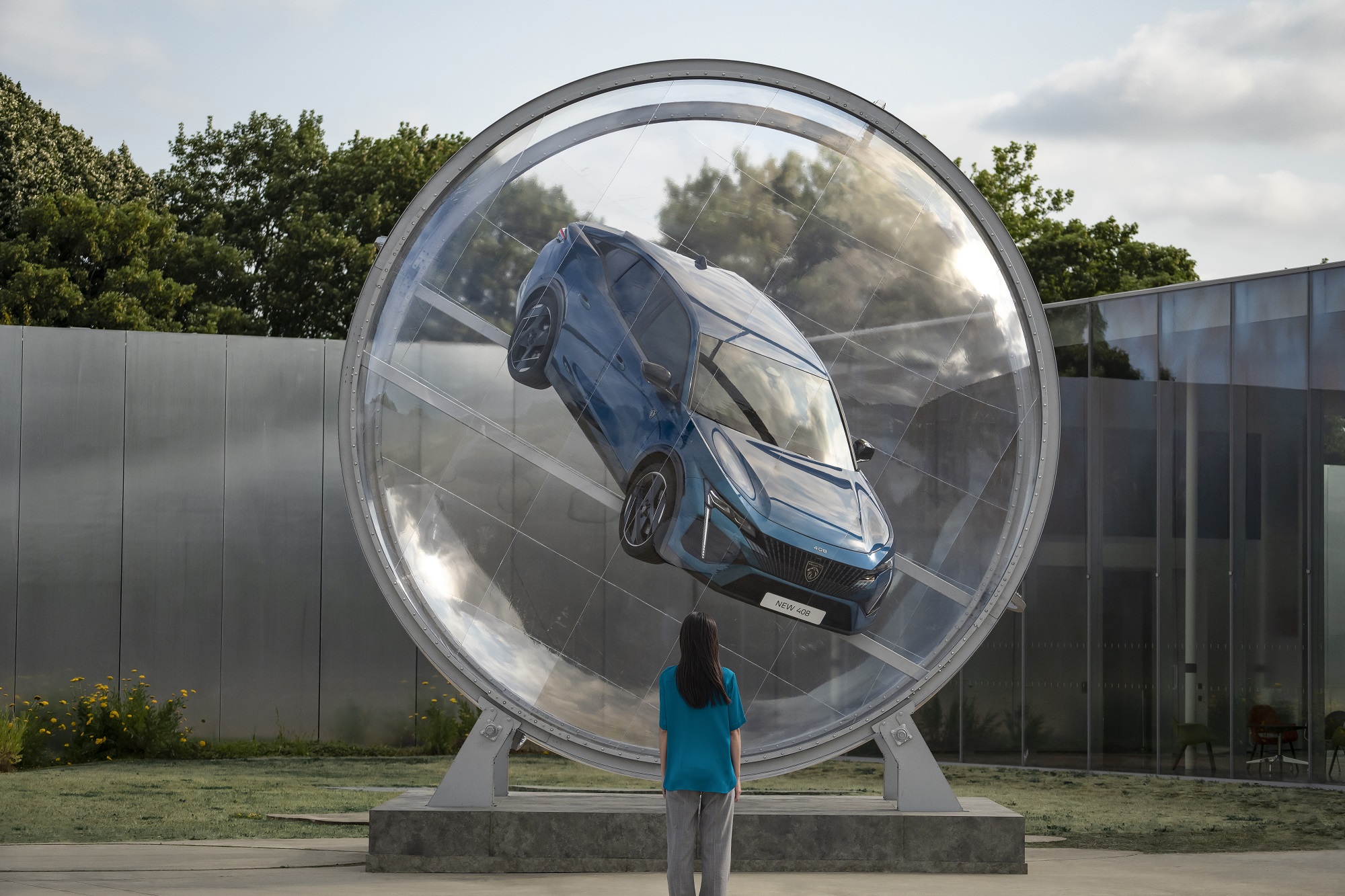 Το νέο Peugeot 408 στη σφαίρα μαγνητίζει τα βλέμματα