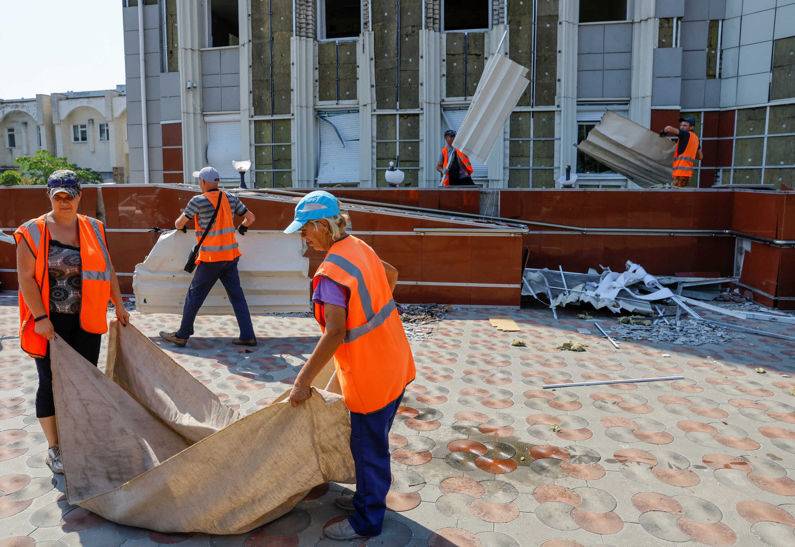 Η Ουκρανία κατηγορεί τη Ρωσία ότι βομβάρδισε την πόλη όπου βρίσκεται ο πυρηνικός σταθμός της Ζαπορίζια