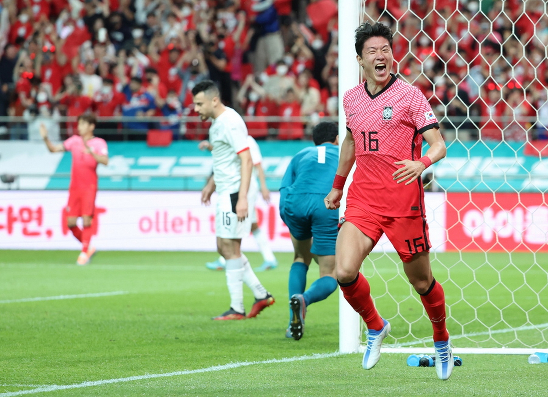 epa10012300 Hwang Ui-jo of South Korea celebrates after scoring a goal against Egypt in a friendly match at Seoul World Cup Stadium in Seoul, South Korea, 14 June 2022.  EPA