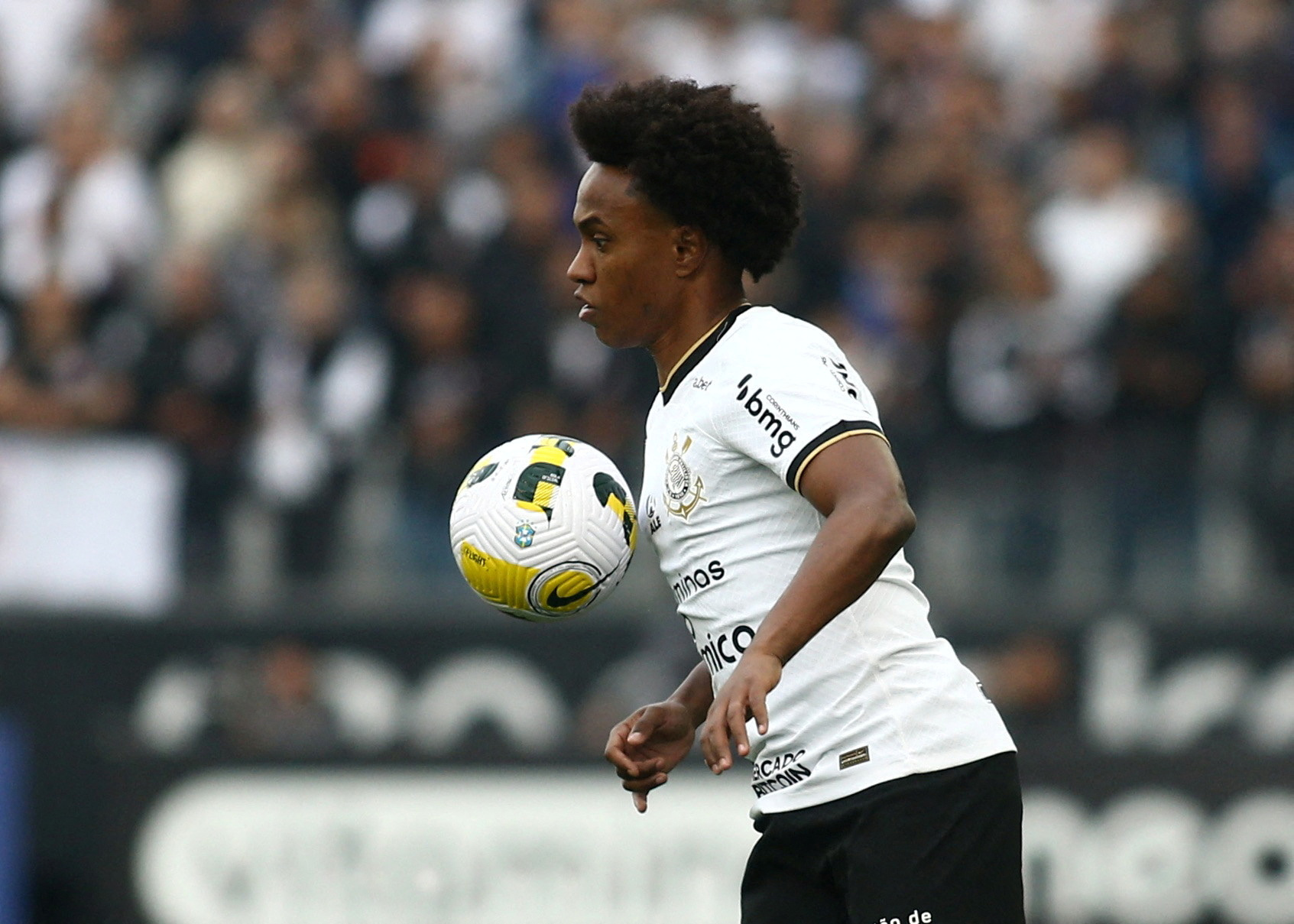 FILE PHOTO: Soccer Football - Brasileiro Championship - Corinthians v Juventude - Neo Quimica Arena, Sao Paulo, Brazil - June 11, 2022 Corinthians' Willian in action REUTERS