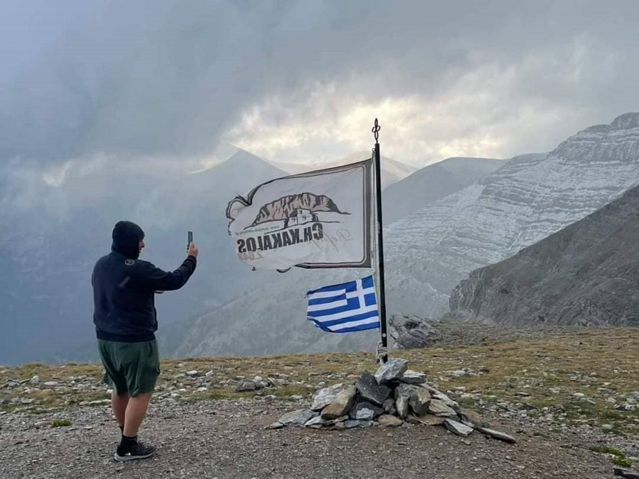 Καιρός: Με καλοκαιρινό χιόνι το «έστρωσε» στον Όλυμπο