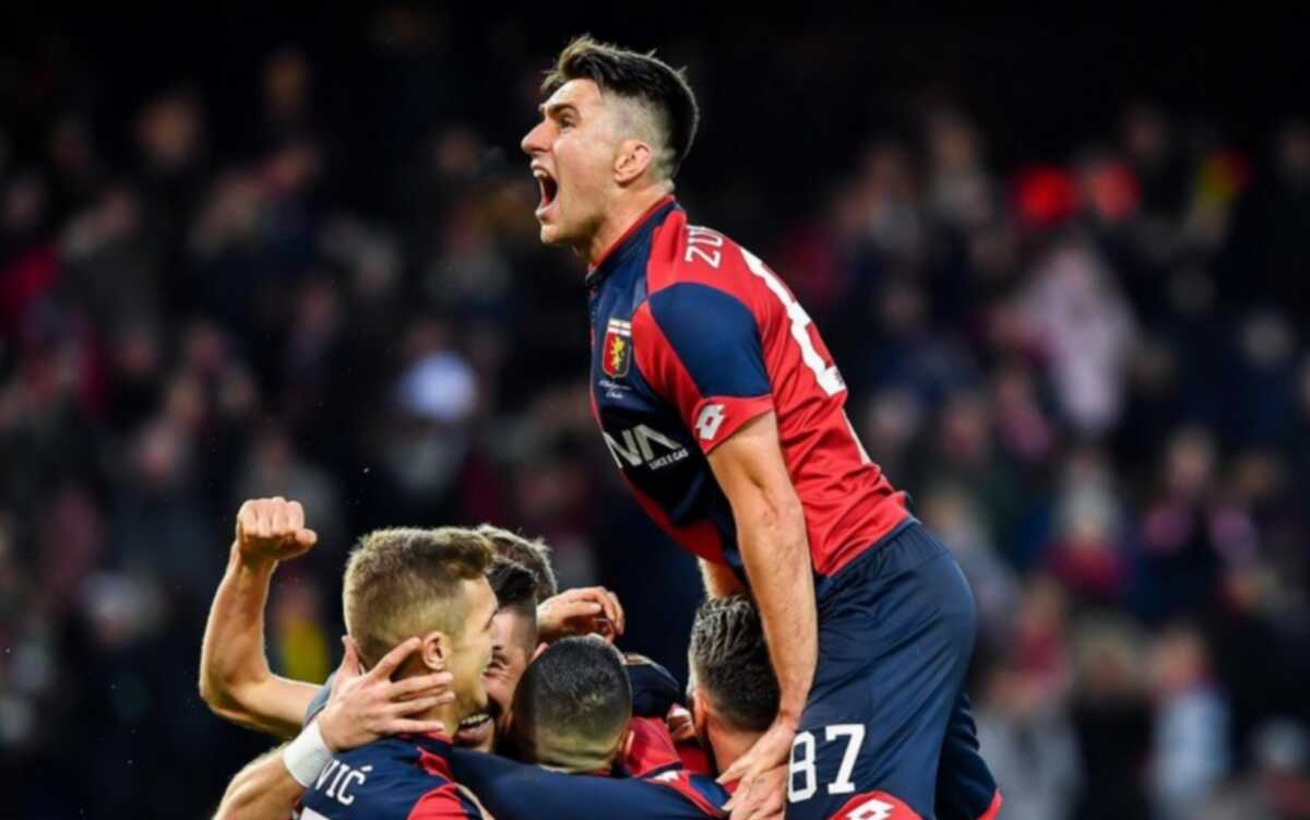 epa06420688 Genoas Bosnian defender Ervin Zukanovic (R) jumps over his team-mates to celebrate Bulgarian forward Andrey Galabinov's goal during the Italian Serie A soccer match Genoa Cfc vs Us Sassuolo Calcio at Luigi Ferraris Stadium in Genoa, Italy, 06 January 2018.  EPA