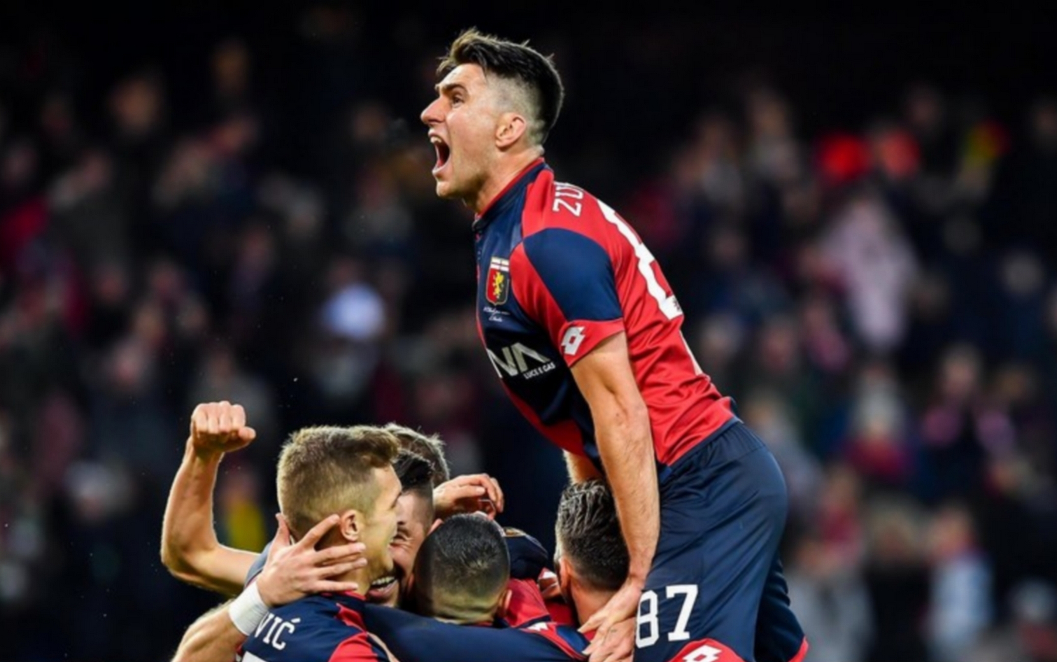 epa06420688 Genoas Bosnian defender Ervin Zukanovic (R) jumps over his team-mates to celebrate Bulgarian forward Andrey Galabinov's goal during the Italian Serie A soccer match Genoa Cfc vs Us Sassuolo Calcio at Luigi Ferraris Stadium in Genoa, Italy, 06 January 2018.  EPA