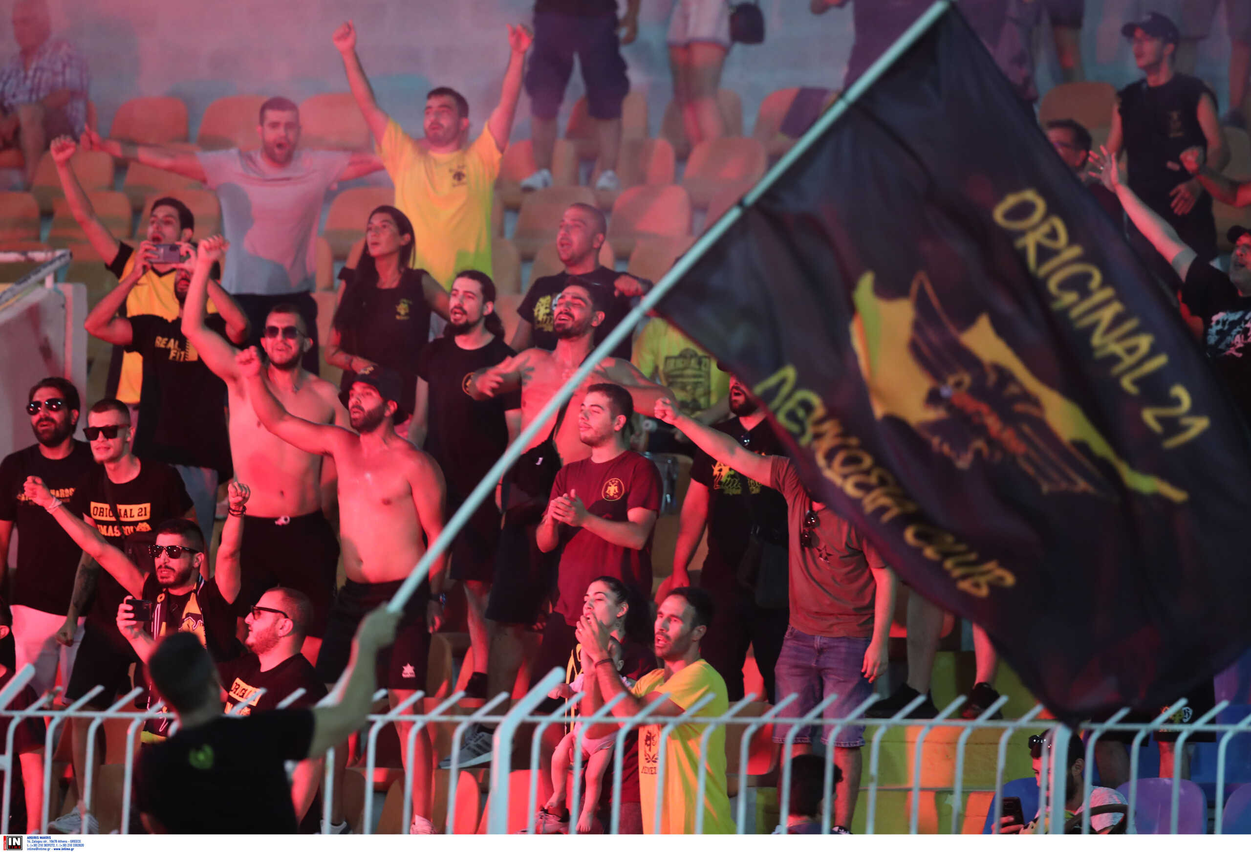 ΑΕΚ: Αποθέωση για τους παίκτες της «Ένωσης» από εκατοντάδες οπαδούς στη Κύπρο