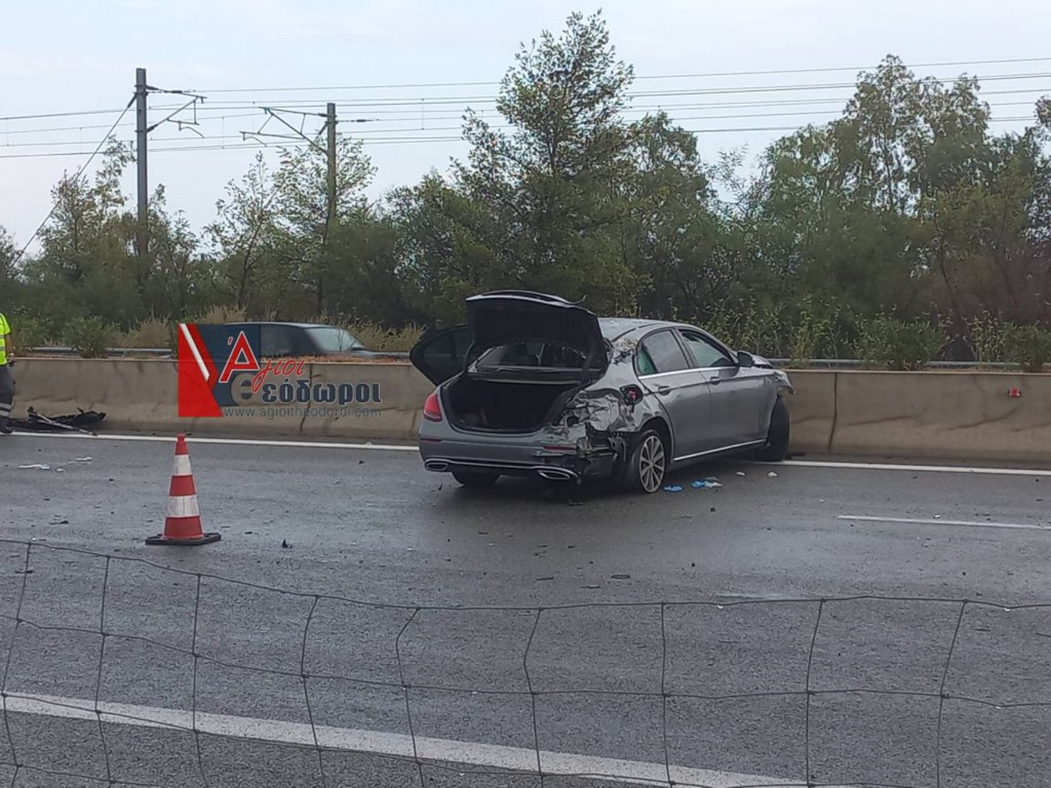 Άγιοι Θεόδωροι: Τροχαίο ανάμεσα σε νταλίκα και ταξί στην Εθνική Οδό