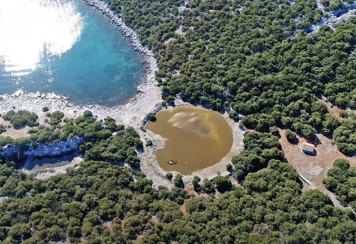 Αιγιλεία: Το άγνωστο νησί με τις δύο λίμνες και τους… ιδιαίτερους «κατοίκους»