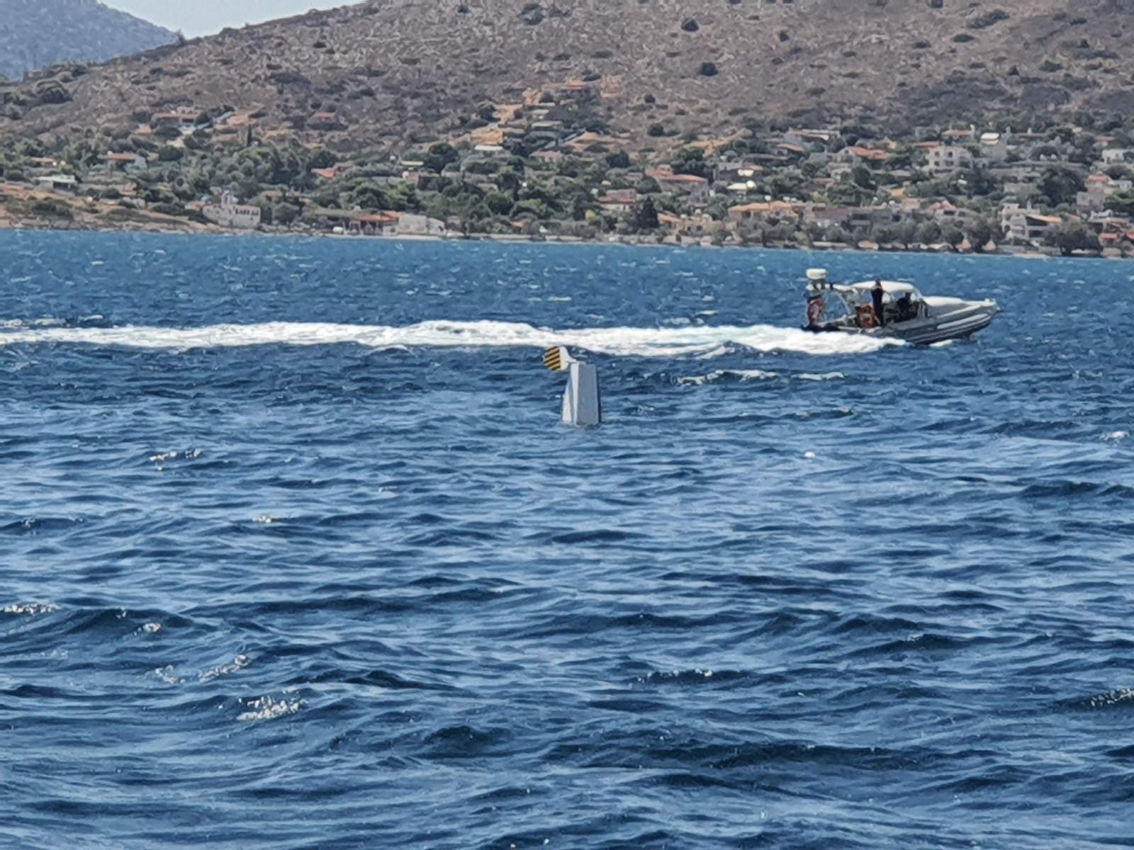 Φωτιά στη Νέα Πέραμο: Αναγκαστική προσθαλάσσωση Air Tractor – Καλά το πλήρωμα