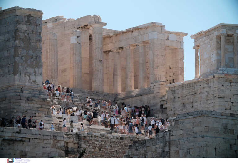Guardian: Ρεκόρ τουρισμού στα ελληνικά νησιά πριν από τον δύσκολο χειμώνα