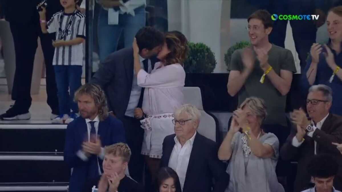 Ο Ανιέλι φίλησε τη σύζυγό του στην κερκίδα μετά το γκολ της Γιουβέντους