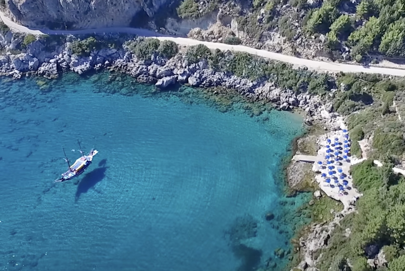 Τα κανόνια του Ναβαρόνε: Η παραλία της Ρόδου που πήρε το όνομά της από τον πρωταγωνιστή της ταινίας