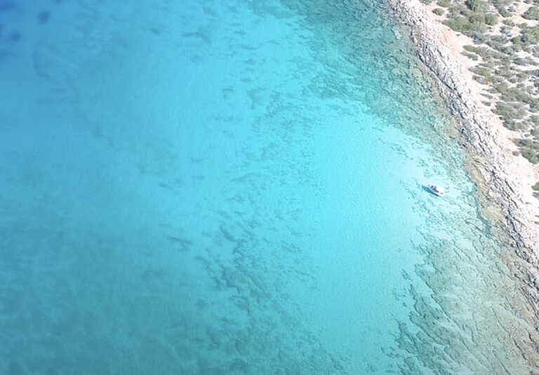 Το σημείο της Αργολίδας με το περίεργο σχήμα και με νερά που θυμίζουν Καραϊβική