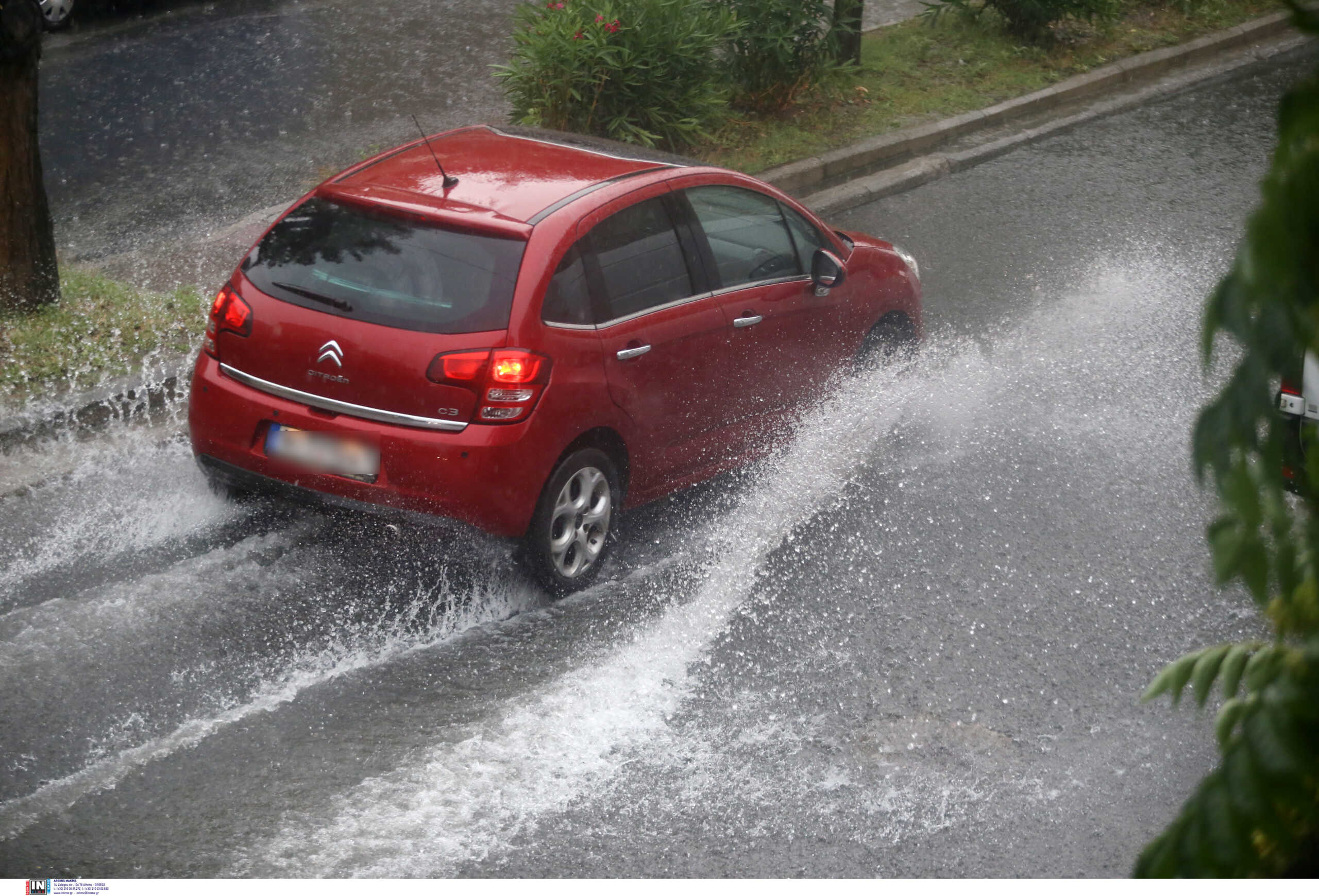Καιρός: Αυτοκίνητο με οικογένεια έμεινε στη γέφυρα Καλυφτάκη λόγω βροχής