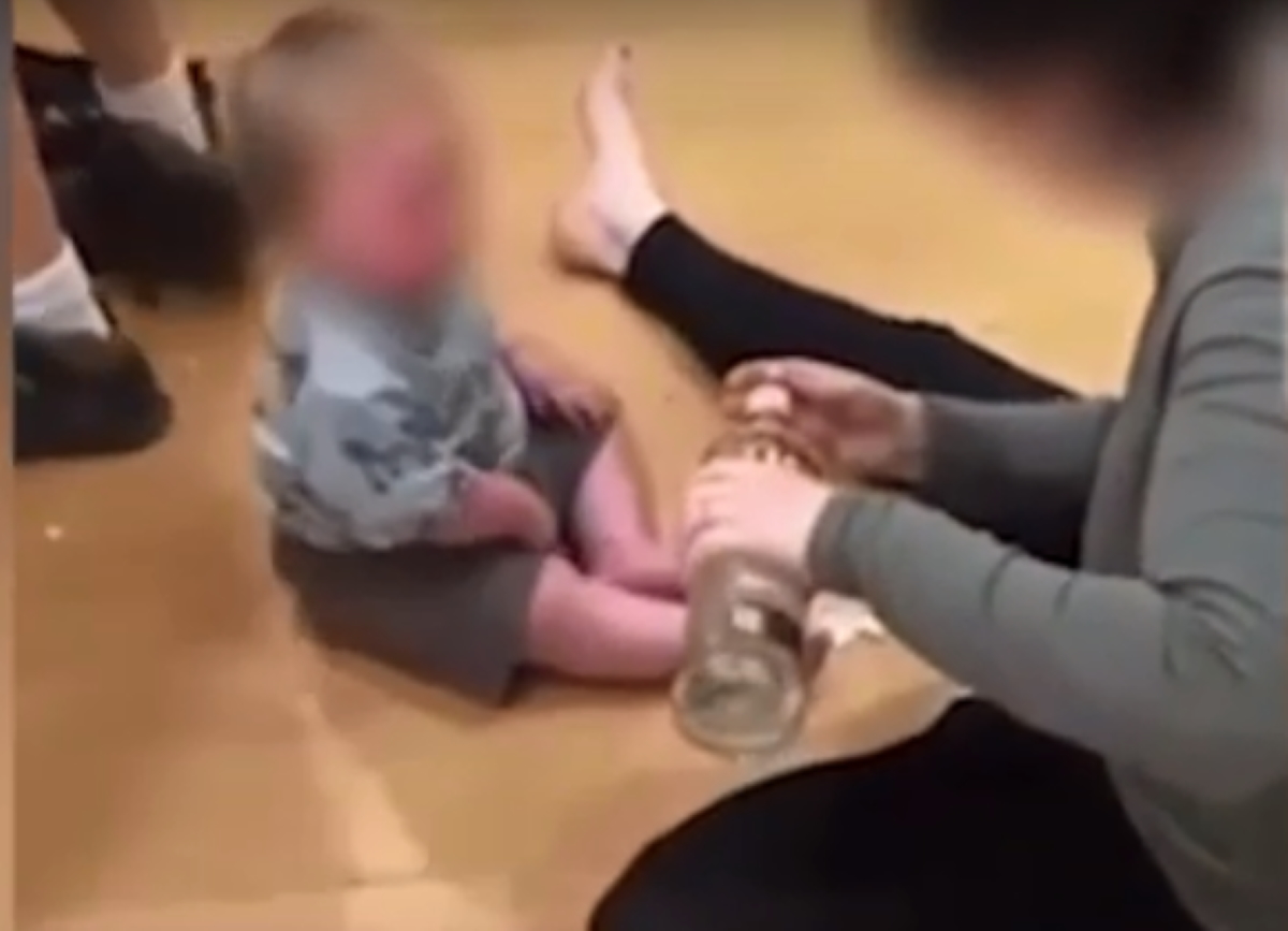 Γονείς έδωσαν σφηνάκια βότκας στο μωρό τους – Συνελήφθησαν για κακοποίηση ανηλίκου
