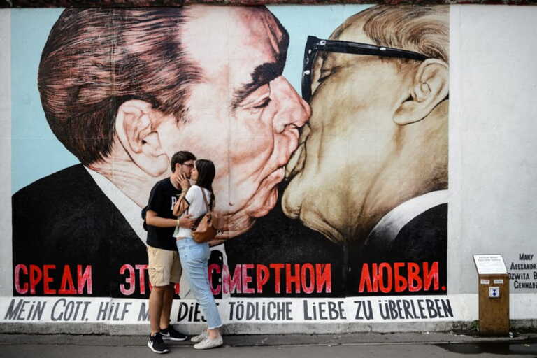 Ντιμίτρι Βρούμπελ: Πέθανε ο ζωγράφος του γκράφιτι με το φιλί των Μπρέζνιεφ – Χόνεκερ στο Τείχος του Βερολίνου