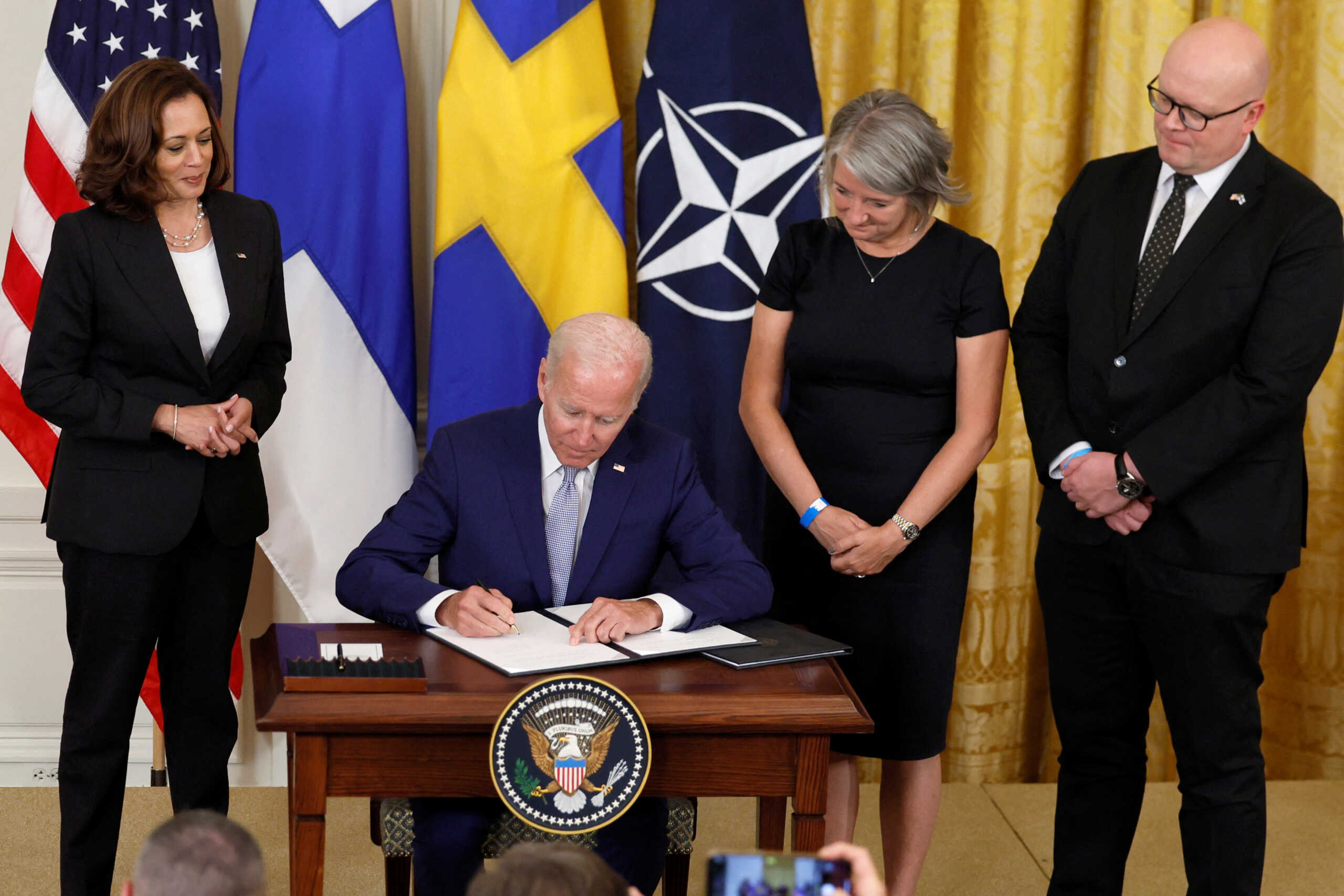 Ο Τζο Μπάιντεν υπέγραψε την ένταξη Φινλανδίας και Σουηδίας στο ΝΑΤΟ