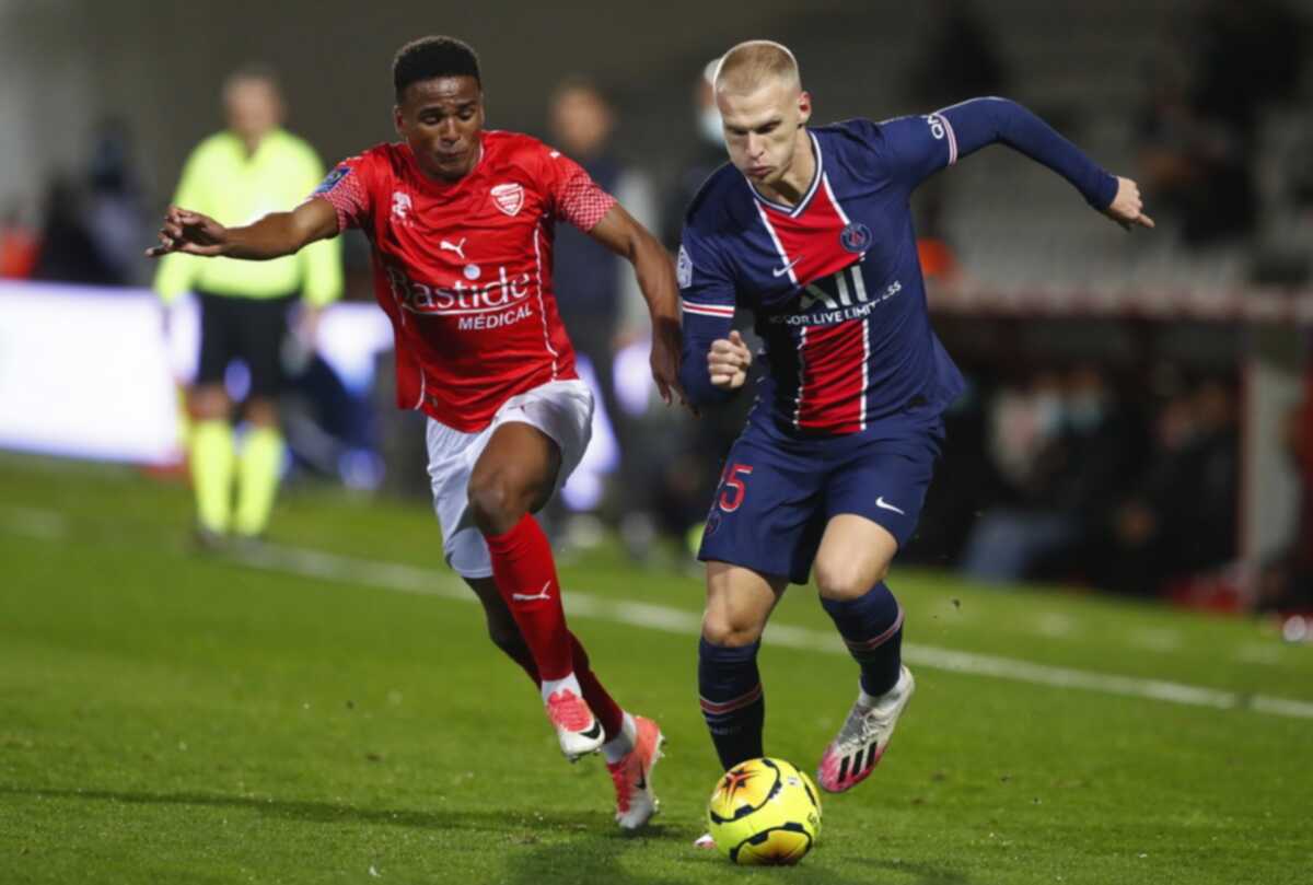 epa08751470 Mitchel Bakker of Paris Saint-Germain  (R) and Niclas Eliasson of Nimes (L) in action during the soccer Ligue 1 match between Nimes Olympique and Paris Saint Germain in Nimes, France, 16 October 2020.  EPA