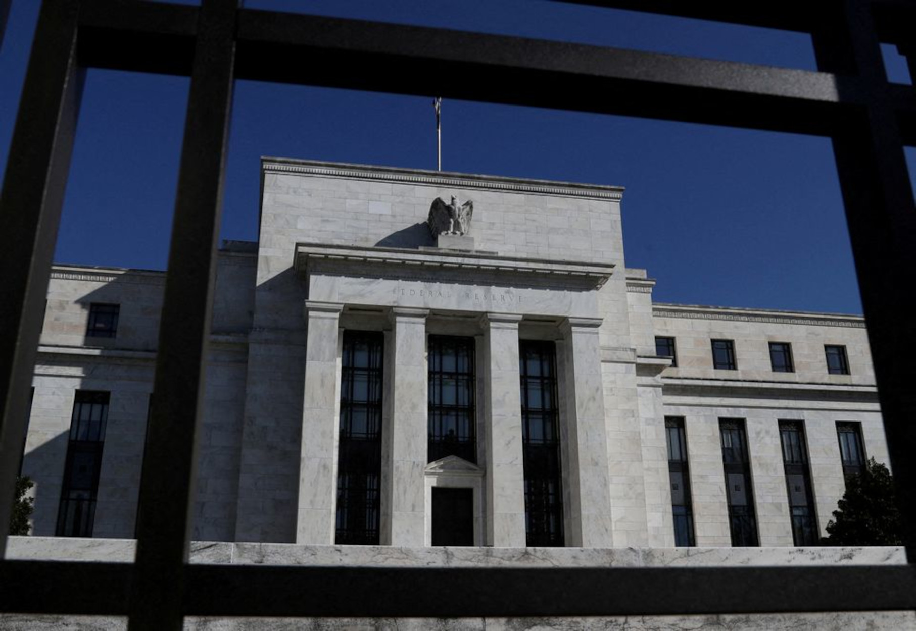 Η FED αυξάνει τα επιτόκια ενώ η ανησυχία για οικονομική ύφεση αυξάνεται