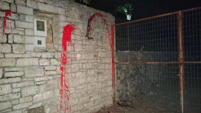 Πέτρος Φιλιππίδης: Επίθεση αντιεξουσιαστών στο σπίτι του στα Ιωάννινα-Έγραψαν στους τοίχους[photos]