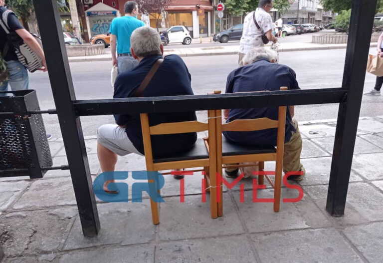 Θεσσαλονίκη: Έδεσαν ξύλινες καρέκλες σε στάση λεωφορείου