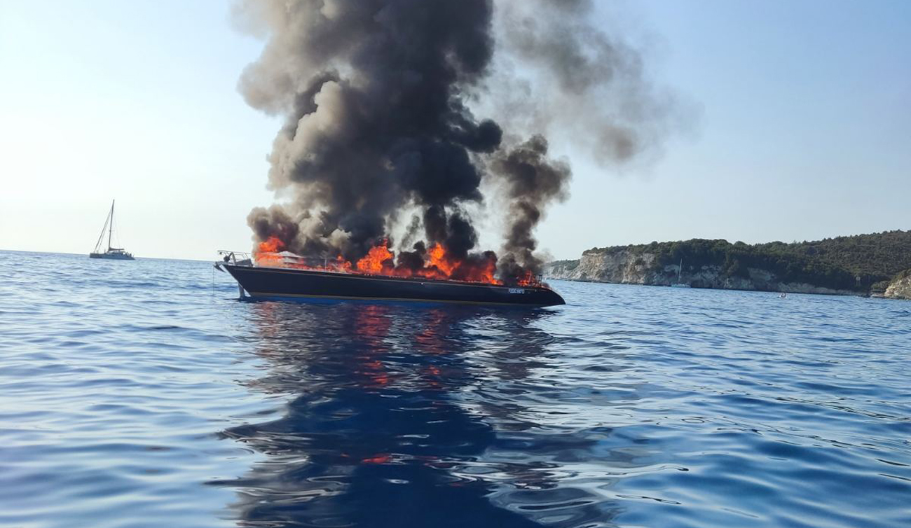 Παξοί: Ιστιοφόρο τυλίχθηκε στις φλόγες – Πρόλαβαν και σώθηκαν οι επιβάτες