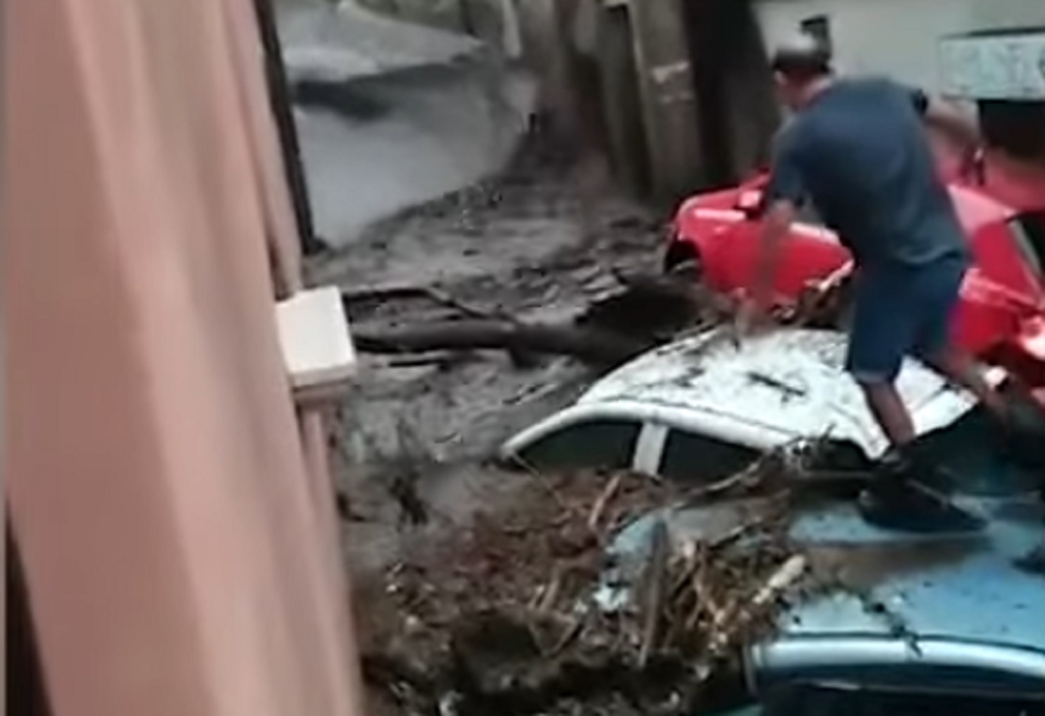 Ιταλία: Ισχυρές βροχοπτώσεις στην Ιρπίνια – Ποτάμια οι δρόμοι, παρέσυραν αυτοκίνητα