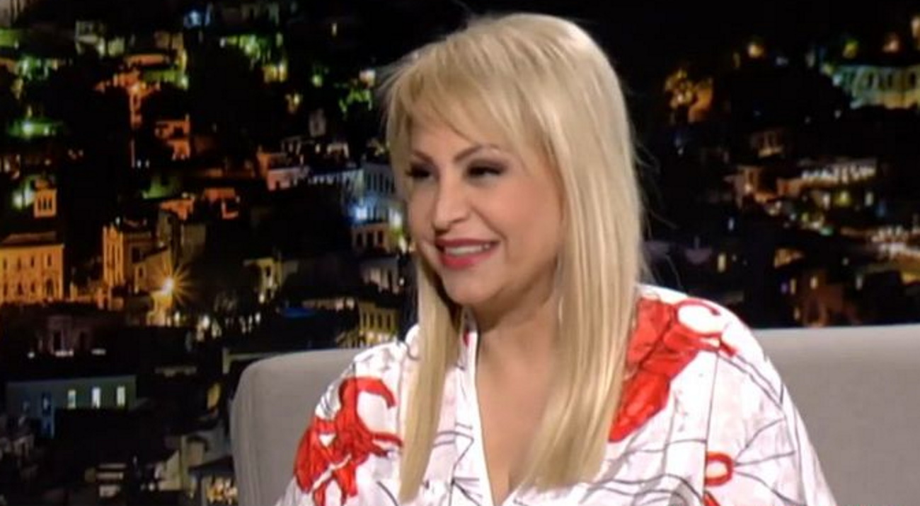 Η Τέτα Καμπουρέλη εντυπωσιάζει με το πολύχρωμο μπικίνι της