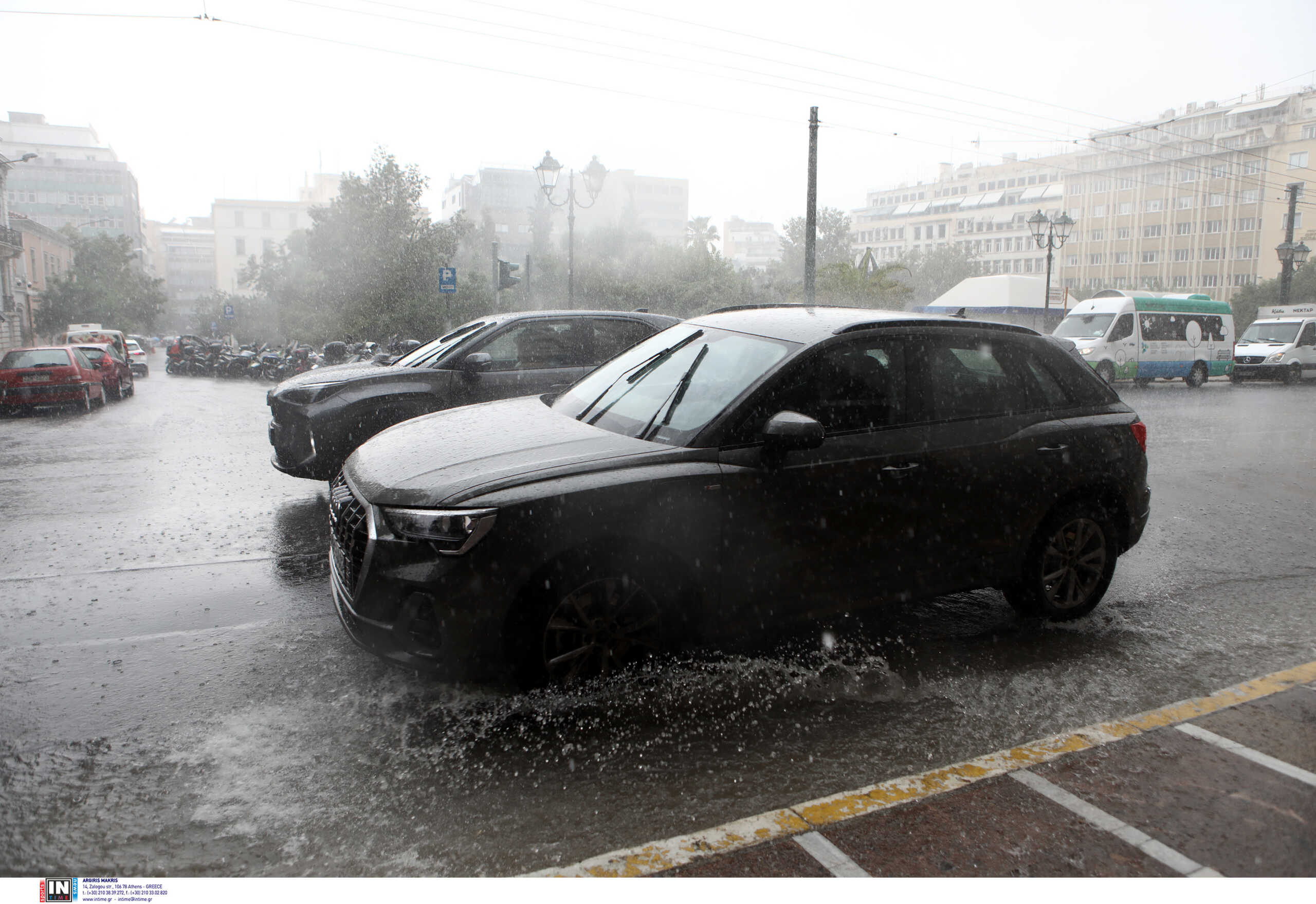 Καιρός: Σφοδρές καταιγίδες σε Αττική και Θεσσαλονίκη – Ποτάμια οι δρόμοι
