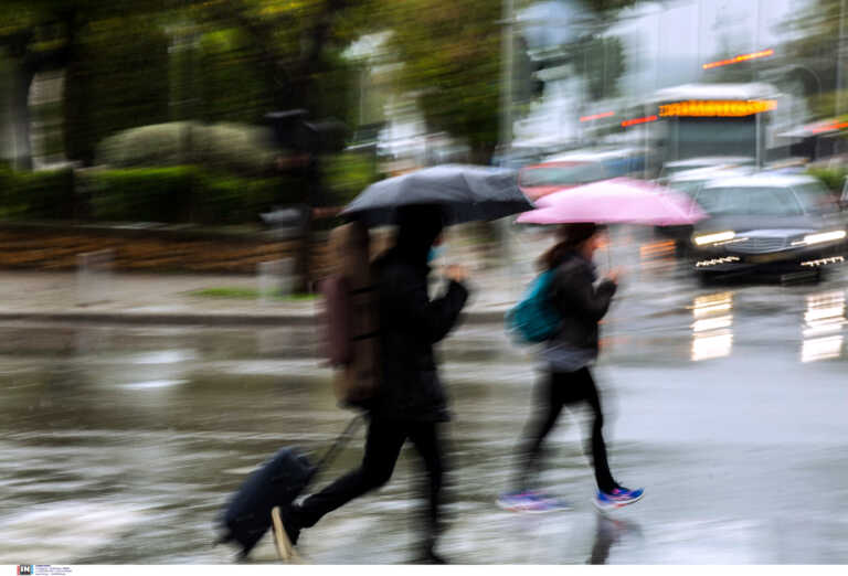 Meteo: Βροχές, χιόνι και πτώση της θερμοκρασίας την Τρίτη - Οι περιοχές που θα επηρεαστούν