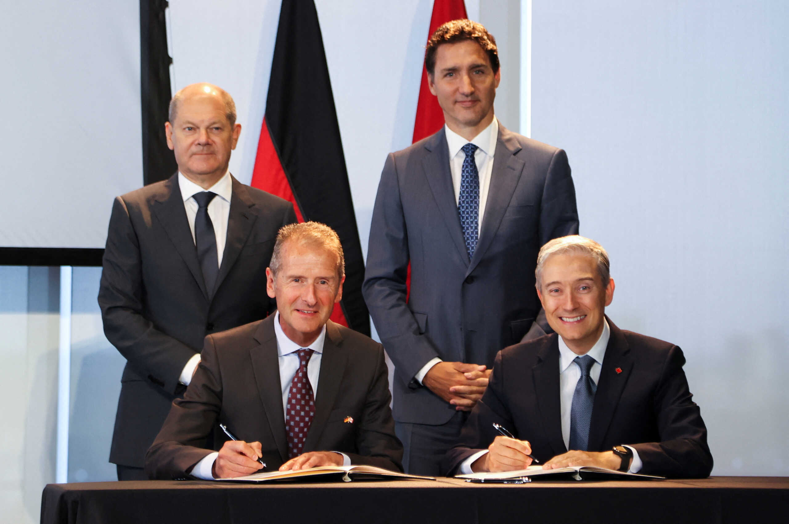 Dr. Herbert Diess, CEO and Chairman of the Board of Management of Volkswagen AG, and Canada's Minister of Innovation, Science and Industry Francois-Philippe Champagne sign a memorandum of understanding as Canada's Prime Minister Justin Trudeau and Germany's Chancellor Olaf Scholz look on, at the Canada-Germany Business Forum, in Toronto, Canada, August 23, 2022. REUTERS
