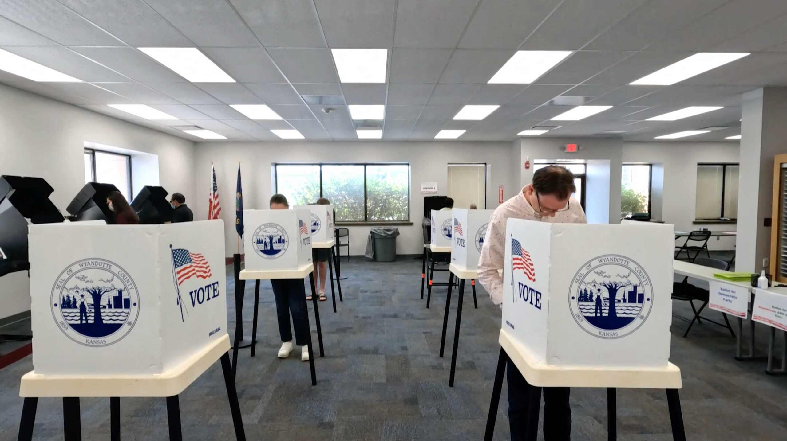 Voter mark their ballots during the primary election and abortion referendum at a Wyandotte County polling station in Kansas City, Kansas, U.S. August 2, 2022.  REUTERS