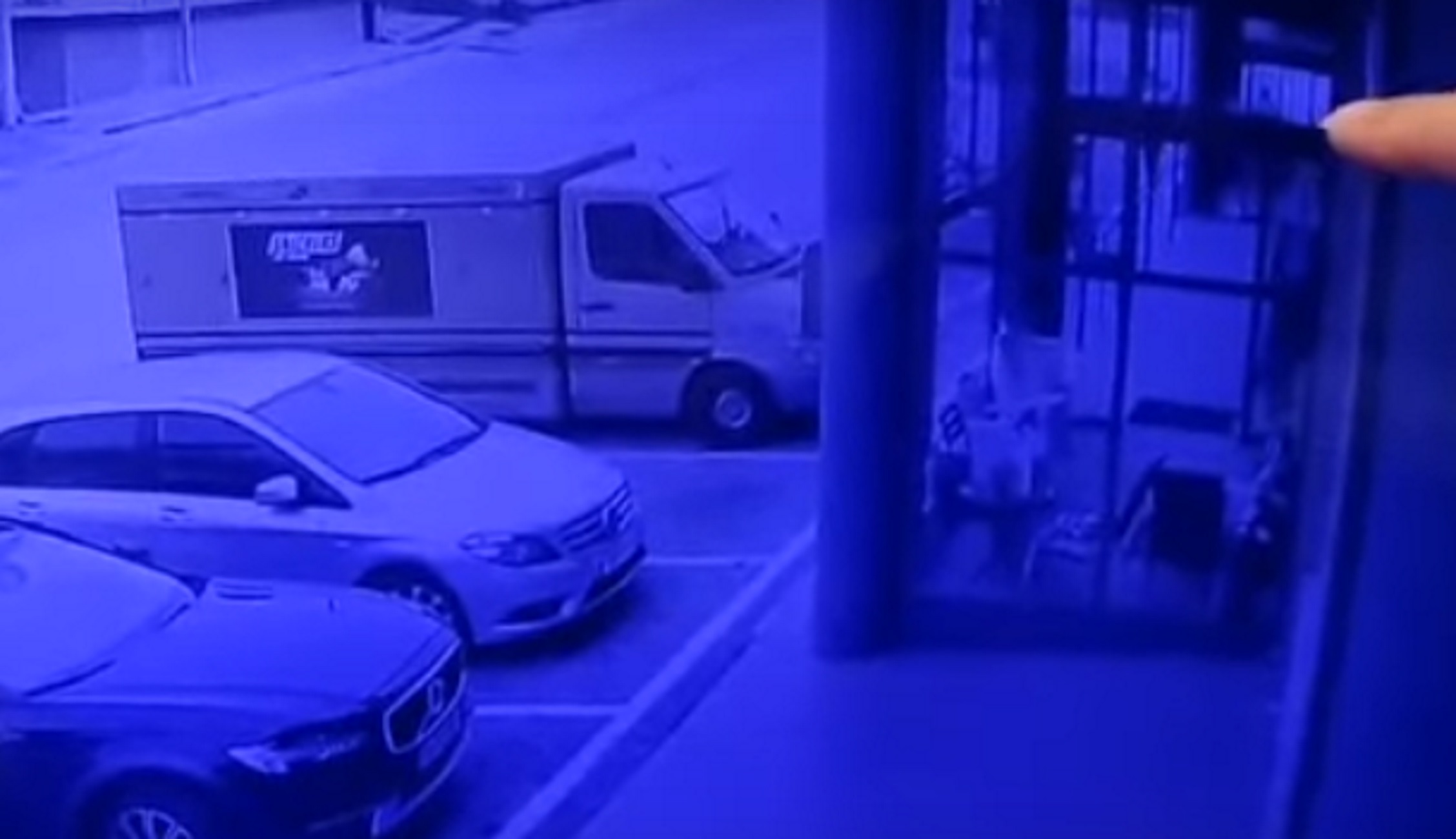 Καστοριά: Κλοπή στην κάμερα – Βούτηξαν από φορτηγό τσαντάκι με 300 ευρώ έξω από σούπερ μάρκετ