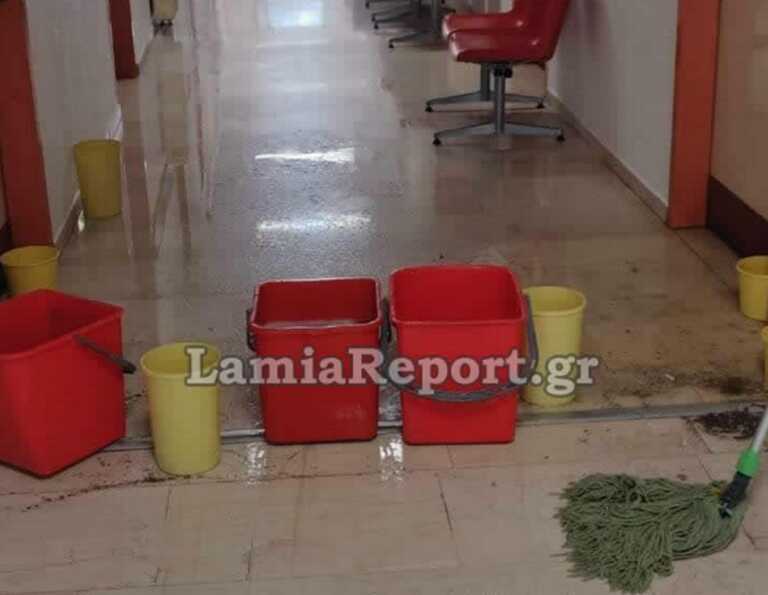Καιρός – Κακοκαιρία: Πλημμύρισε το Κέντρο Υγείας Στυλίδας και βγήκαν ξανά σφουγγαρίστρες και κουβάδες