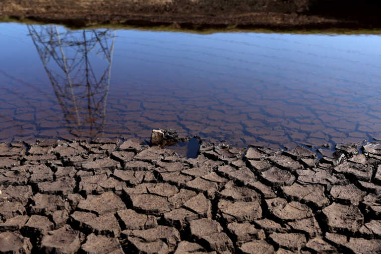 Η ξηρασία αποκάλυψε ίχνη δεινοσαύρων σε κοίτη ποταμού στο Τέξας