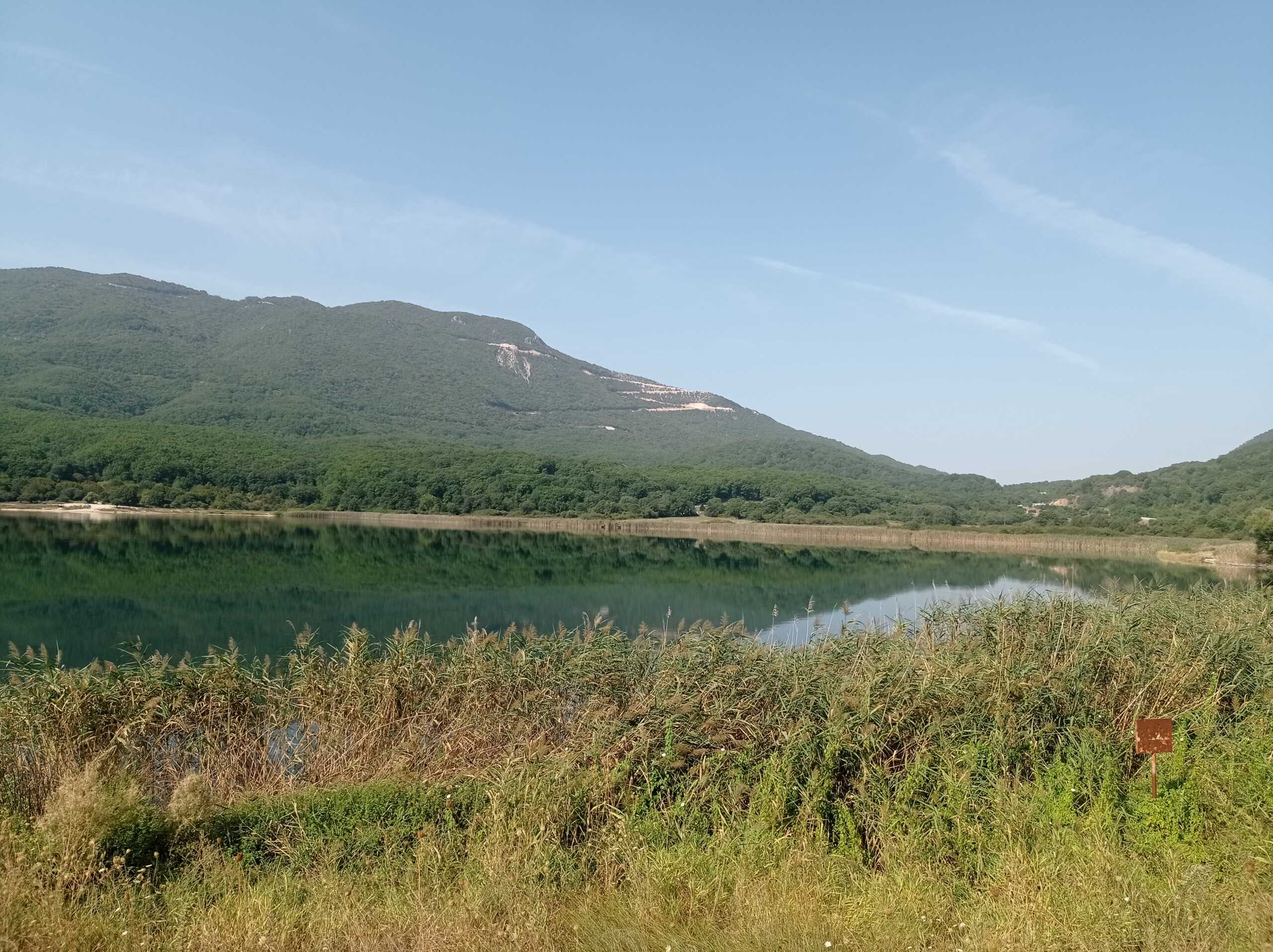 Ιωάννινα: Η «άγνωστη» λίμνη Ζαραβίνα μέσα σε ένα δάσος από βελανιδιές στο Πωγώνι