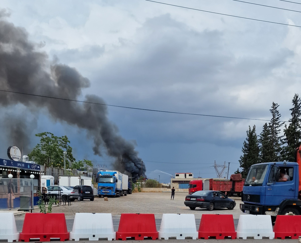 Φωτιά στη Μάνδρα – Καίει ανακυκλώσιμα υλικά