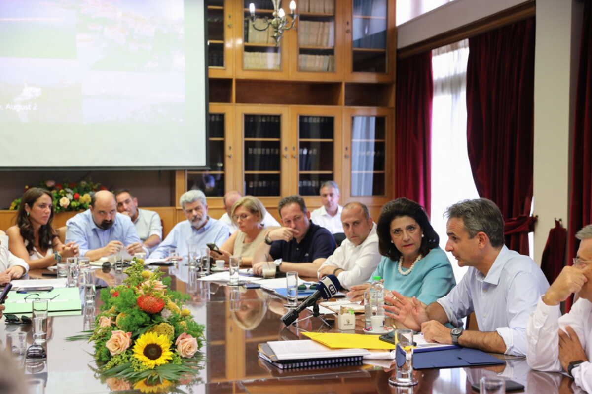 (Ξένη Δημοσίευση) Ο πρωθυπουργός Κυριάκος Μητσοτάκης συμμετέχει σε σύσκεψη κατά τη διάρκεια της επίσκεψής του στην Κεφαλονιά, την Τρίτη 2 Αυγούστου 2022. Ο πρωθυπουργός Κυριάκος Μητσοτάκης επισκέπτεται σήμερα  την Κεφαλονιά, για να ενημερωθεί για την πορεία έργων υποδομής. Ο παλιός οδικός άξονας Αργοστόλι - Πόρος και το Γενικό Νοσοκομείο Κεφαλληνίας ήταν οι δύο πρώτοι σταθμοί του.  Ο πρωθυπουργός ενημερώθηκε για το χρονοδιάγραμμα της αναβάθμισης του παλιού δρόμου που συνδέει την πρωτεύουσα της Κεφαλονιάς με τον Πόρο, το μεγαλύτερο εμπορικό και επιβατικό λιμάνι του νησιού, το οποίο εξυπηρετεί και την τακτική ακτοπλοϊκή σύνδεση με την Κυλλήνη. Στο Γενικό Νοσοκομείο Κεφαλληνίας ο Κυριάκος Μητσοτάκης είχε την ευκαιρία να συνομιλήσει με τη διοίκηση και εργαζόμενους και να ενημερωθεί για τα προβλήματα που αντιμετωπίζουν. Ο Κυριάκος Μητσοτάκης στη συνέχεια περπάτησε σε κεντρικούς δρόμους του Αργοστολίου και συνομίλησε με πολίτες σε καφέ της πόλης. ΑΠΕ-ΜΠΕ