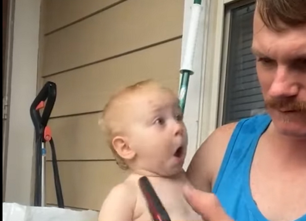 Τρυφερό βίντεο με μωρό που τρομάζει από κεραυνό