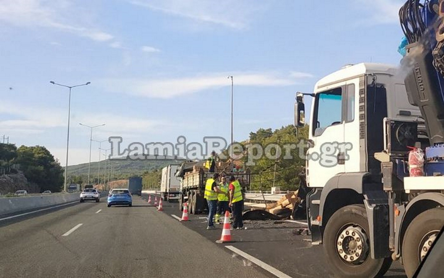 Ανατροπή νταλίκας στην εθνική οδό Αθηνών-Λαμίας – Κλειστή η μία λωρίδα