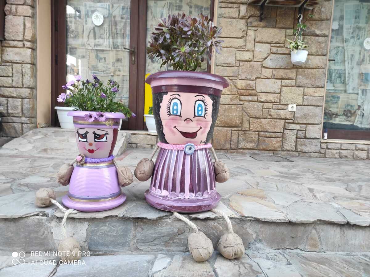 Παλιούρι Χαλκιδικής: Το χωριό – έργο τέχνης με τις πολύχρωμες τενεκεδένιες γλάστρες σε κάθε γειτονιά του