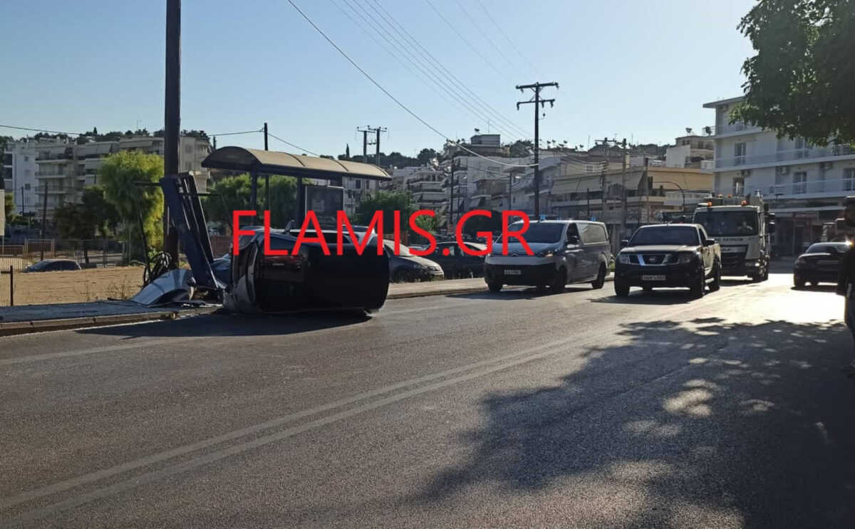 Πάτρα: Αυτοκίνητο έπεσε πάνω σε πολυσύχναστη στάση λεωφορείου