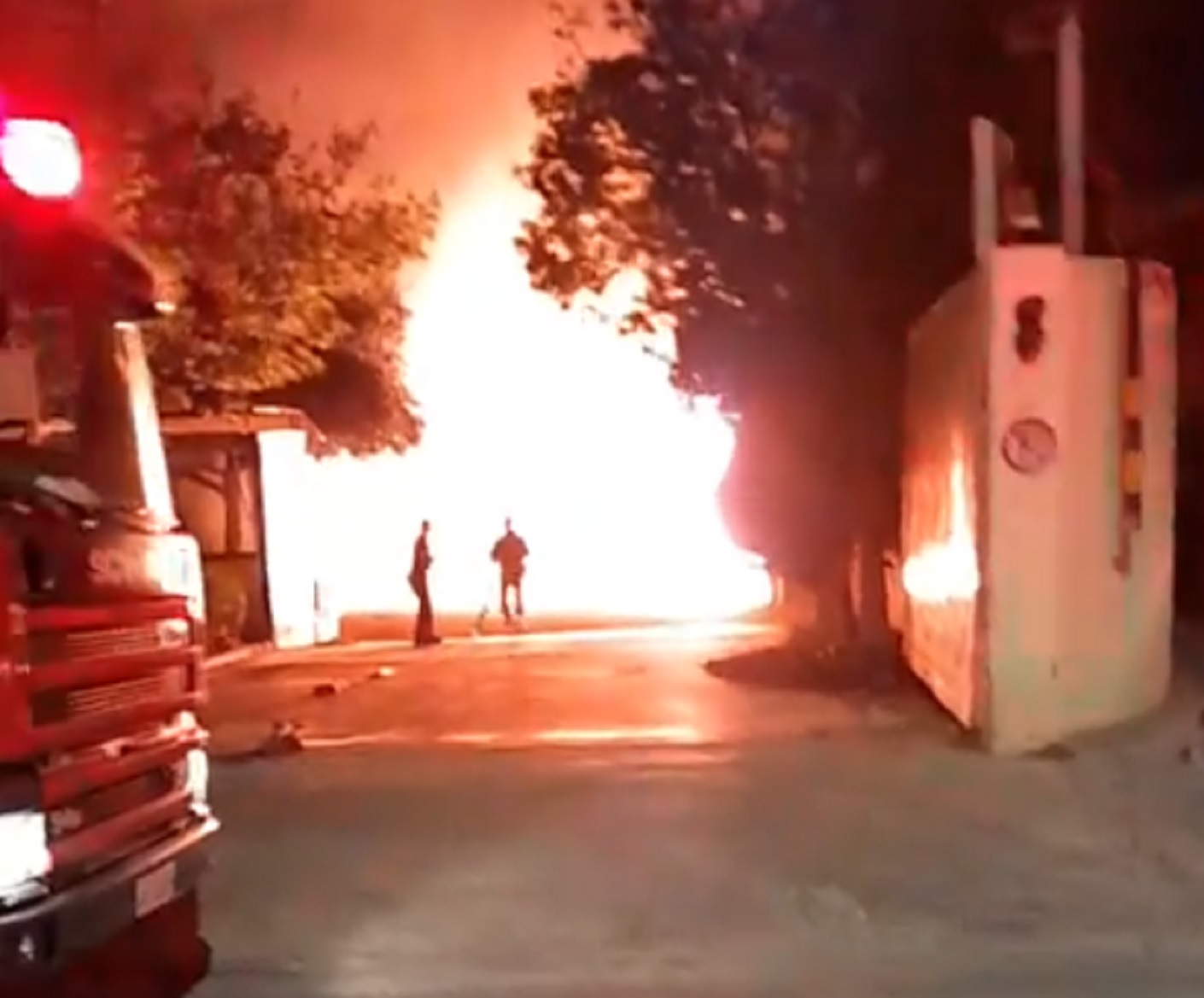 Πειραιάς: Έσβησε η φωτιά στον προαύλιο χώρο εργοστασίου