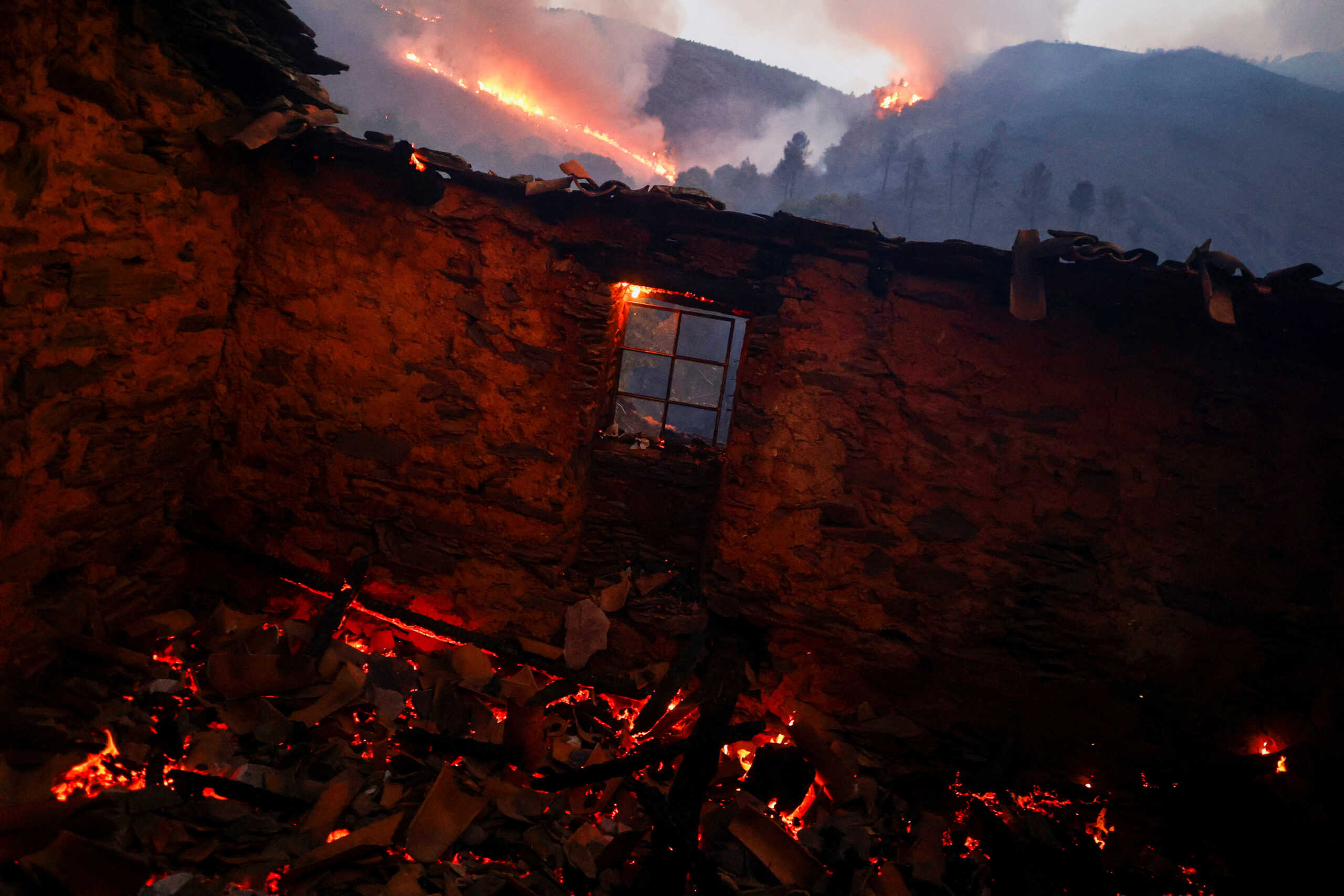 Πορτογαλία: Η φωτιά στη Σέρα ντα Εστρέλα καίει 11 ημέρες – «Χάος» περιγράφουν οι κάτοικοι