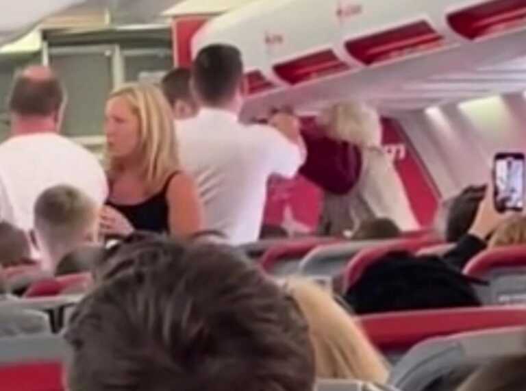 Ρόδος: Χαμός σε πτήση με χαστούκια και σκηνές απείρου κάλλους μέσα στο αεροπλάνο – Δείτε το επεισόδιο