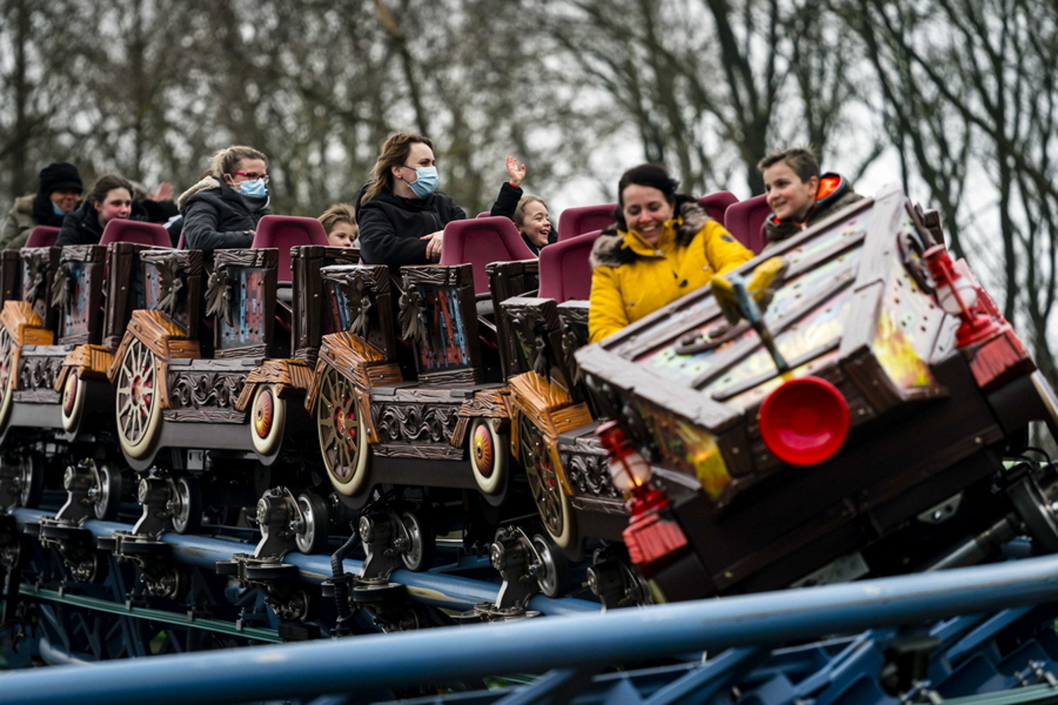 Γερμανία: 34 τραυματίες από σύγκρουση roller coaster τρένων σε λούνα παρκ