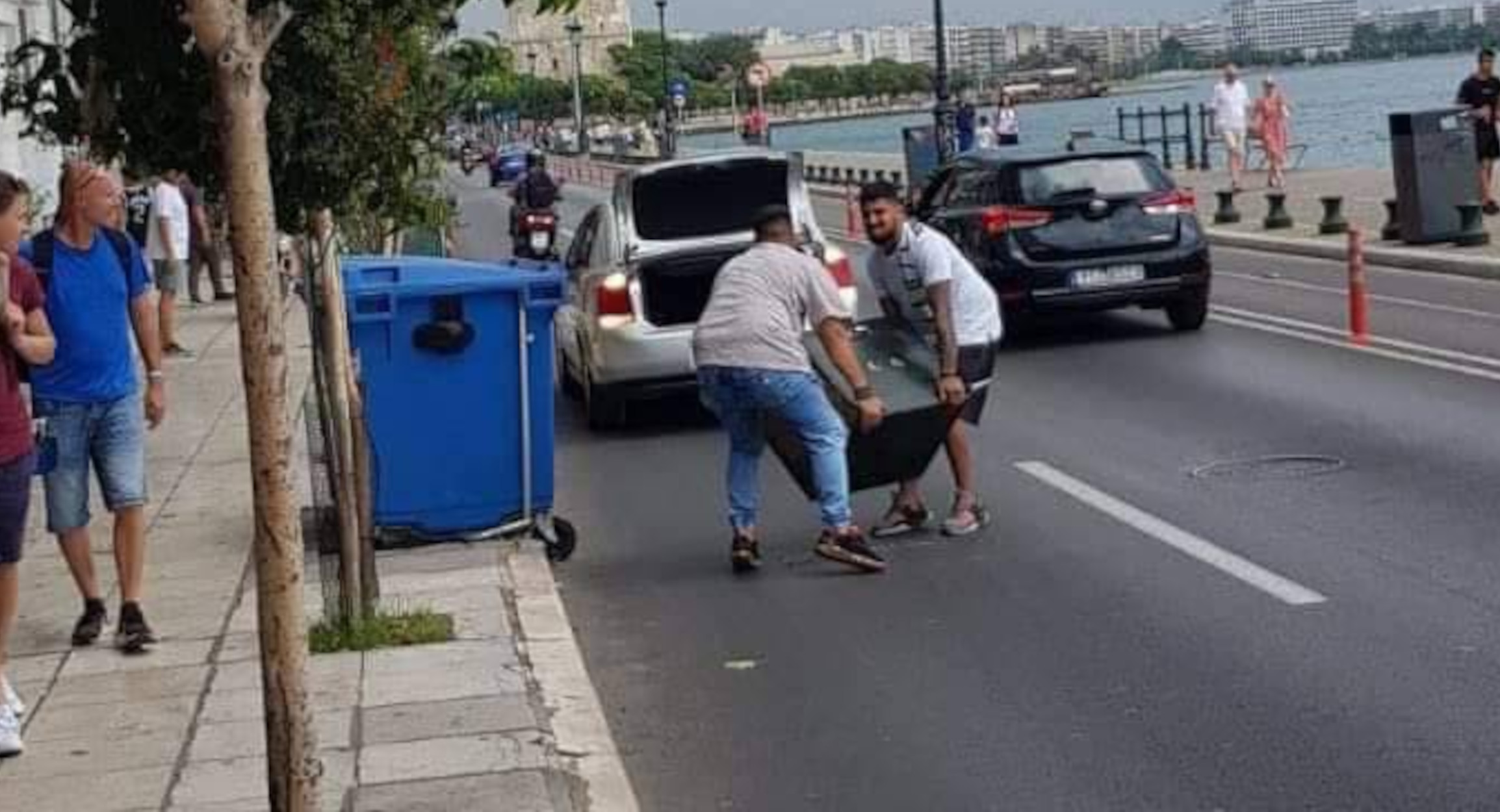 Θεσσαλονίκη: Ρομά έκλεψαν χρηματοκιβώτιο και… τους έπεσε στην παραλιακή – Κοιτούσαν έκπληκτοι οι περαστικοί