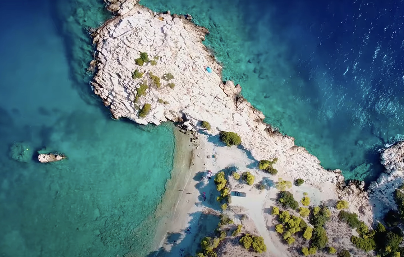 Σαλαμίνα: Η πανέμορφη παραλία στο «παρεξηγημένο» νησί δίπλα στην Αθήνα