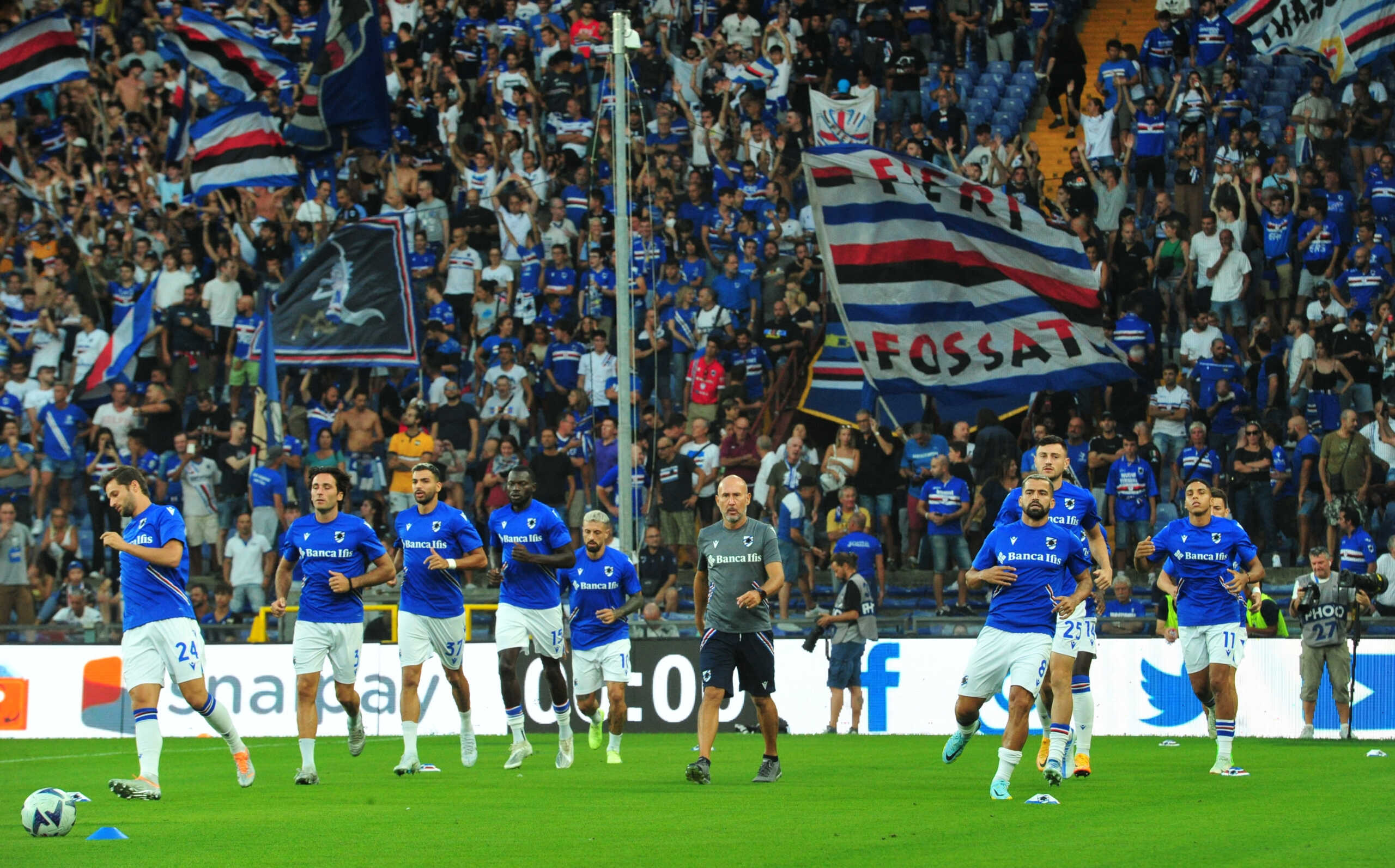 Soccer Football - Serie A - Sampdoria v Juventus - Stadio Comunale Luigi Ferraris, Genoa, Italy - August 22, 2022 Sampdoria's Tomas Rincon with teammates during the warm up before the match REUTERS