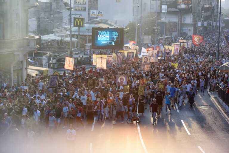 Χιλιάδες διαδηλωτές στο Βελιγράδι κατά του EuroPride - Επιμένουν παρά την απαγόρευση οι διοργανωτές του